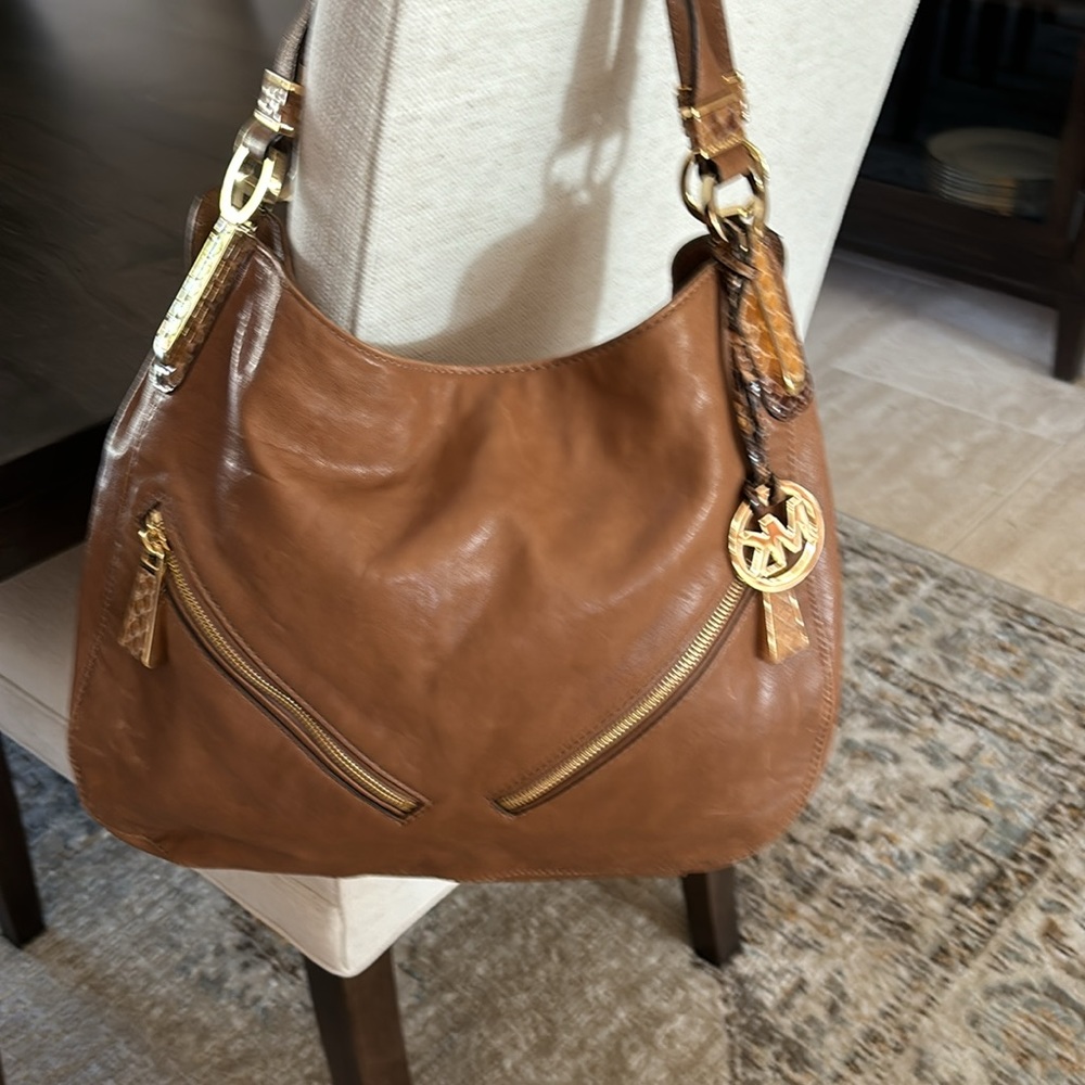 Gorgeous Tan Michael Kors Leather Bag. Gold Hardware. Very Good Condition.